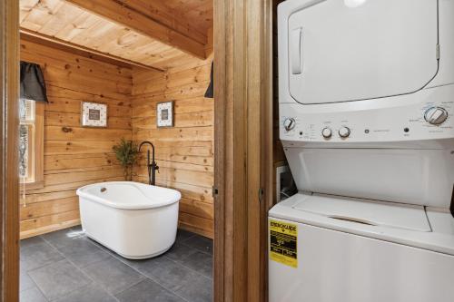 Cozy family friendly Cabin with hot tub, near Gatlinburg, Pigeon Forge, Dollywood photo 9