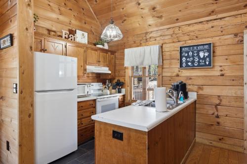 Cozy family friendly Cabin with hot tub, near Gatlinburg, Pigeon Forge, Dollywood photo 15