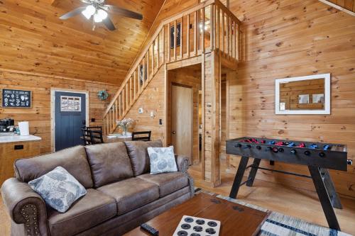 Cozy family friendly Cabin with hot tub, near Gatlinburg, Pigeon Forge, Dollywood photo 14