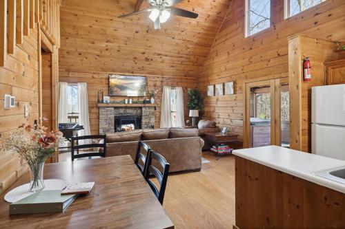 Cozy family friendly Cabin with hot tub, near Gatlinburg, Pigeon Forge, Dollywood photo 13