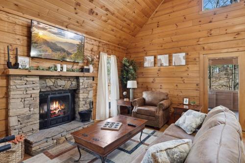 Cozy family friendly Cabin with hot tub, near Gatlinburg, Pigeon Forge, Dollywood photo 12