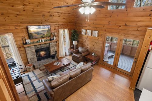 Cozy family friendly Cabin with hot tub, near Gatlinburg, Pigeon Forge, Dollywood photo 11