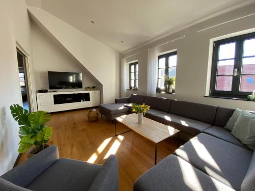 sala de estar con sofá y mesa de centro en Glück in Sicht en Glücksburg
