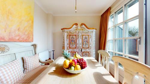 a bowl of fruit on a table in a room at Lee Biberhüs in Archsum