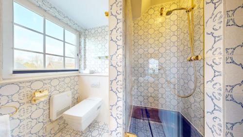 a bathroom with a toilet and a shower at Lee Biberhüs in Archsum