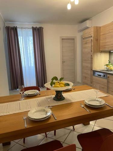 チェターラにあるGuest House Idaのダイニングルームテーブル(フルーツボウル付)