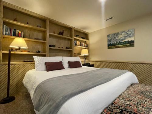 Giường trong phòng chung tại Couples Retreat with Hot Tub, Sauna and Steam Room