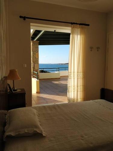 Ένα ή περισσότερα κρεβάτια σε δωμάτιο στο Villa in Skafidia overlooking the Ionian Sea