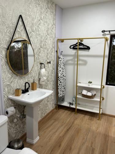een badkamer met een wastafel en een spiegel bij Robyn’s Nest in Scarborough