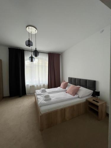 Un dormitorio con una cama grande y una ventana en Willa Tusculum, en Świeradów-Zdrój