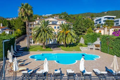 伊齊齊的住宿－Villa Perla Apartments with balcony，享有带椅子的游泳池和大楼的景色