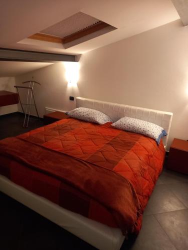 ein Schlafzimmer mit einem großen Bett in einem Zimmer in der Unterkunft CA' FRA e OLY in Castelnuovo Magra