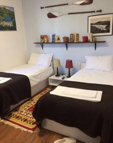 - une chambre avec 2 lits et un tapis dans l'établissement Bujtina Dumrea Rubin, à Belsh