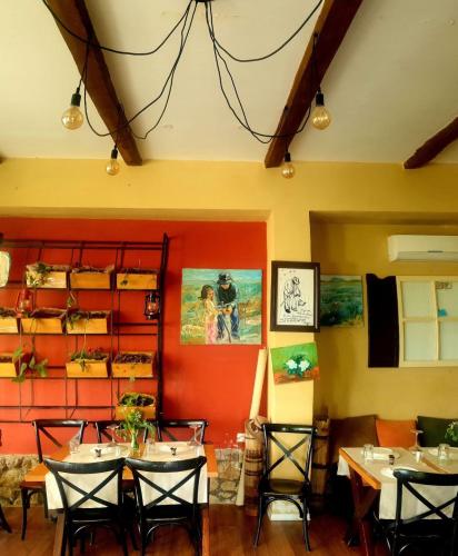 - un restaurant avec des tables et des chaises dans une salle dans l'établissement Bujtina Dumrea Rubin, à Belsh