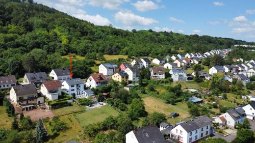 una vista aérea de una ciudad en una montaña en Mirabella's hidden little Paradise en Wasserliesch