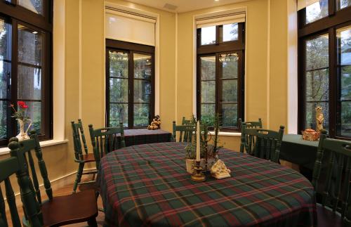 a dining room with a table and chairs and windows at Yun Shan Shuei Castle in Fengping