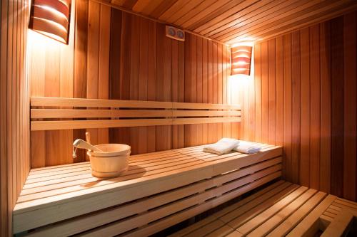 a sauna with a bucket and a sink in it at Welcome Parkhotel Bochum in Bochum