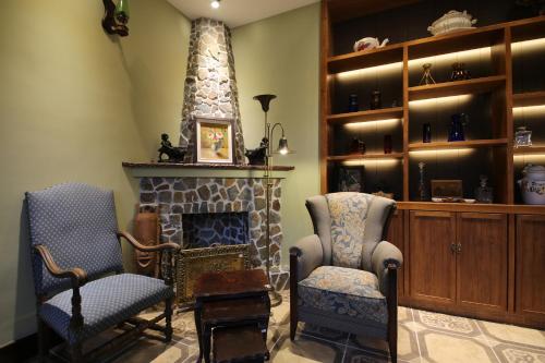 a living room with two chairs and a fireplace at Yun Shan Shuei Castle in Fengping