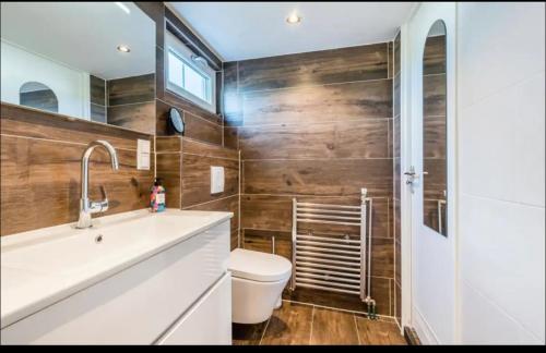 ein Bad mit einem WC, einem Waschbecken und einer Dusche in der Unterkunft Amsterdam Boathouse in Aalsmeer