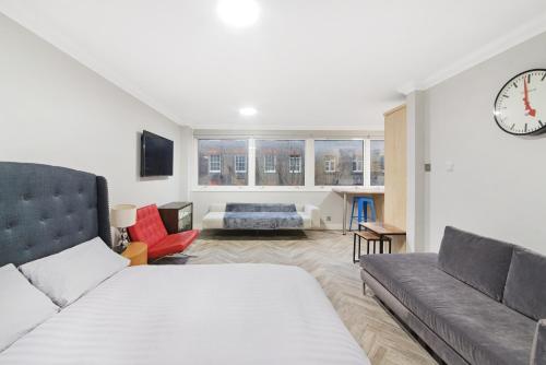 ein Wohnzimmer mit einem Bett und einem Sofa in der Unterkunft Luxury STUDIO APART’ COVENT GARDEN FITZROVIA W1 in London