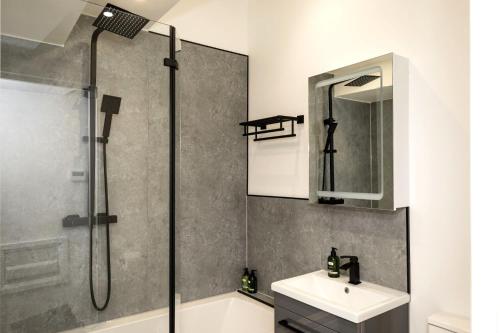 un baño con ducha y lavabo en Horizon View - watch the waves, en Eastbourne