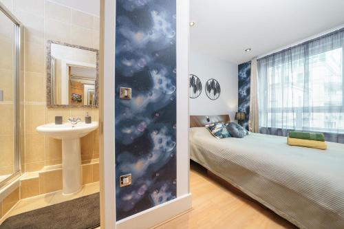 La salle de bains est pourvue d'un lit et d'un lavabo. dans l'établissement St George River Apartment, à Londres