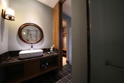 a bathroom with a sink and a mirror at Yun Shan Shuei Castle in Fengping