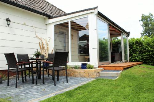 ヴンストルフにあるFerienhaus Seasideのパティオ(芝生の上にテーブルと椅子付)