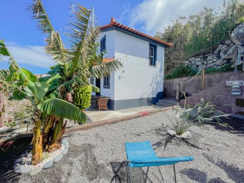 una silla azul frente a una casa en Casa Do Pico, en São Vicente