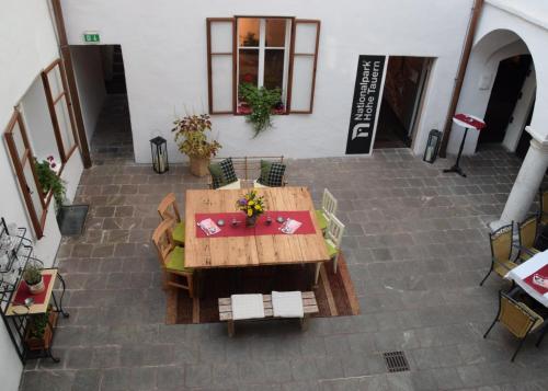 einen Ausblick über einen Tisch und Stühle auf einer Terrasse in der Unterkunft Ferienwohnung für 2 Personen  2 Kinder ca 50 m in Obervellach, Kärnten Oberkärnten in Obervellach