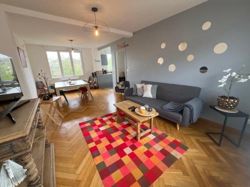 un salon avec un canapé et une table dans l'établissement Centre ville 2 chambres 4voyageurs appartement rénové, à Valenciennes
