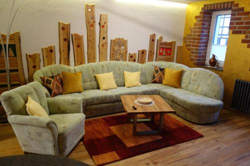 uma sala de estar com um sofá e uma mesa de centro em Haus Molle für 6 Personen wunderschön und einzigartig mitten im Harz em Benneckenstein