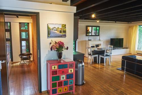 ein Wohnzimmer mit einer Blumenvase auf dem Tisch in der Unterkunft Ferienhaus für 4 Personen ca 63 m in Möhnesee, Sauerland Möhnesee in Möhnesee