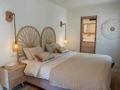 1 dormitorio con 1 cama blanca grande y espejo en CostaBlancaDreams Casa Capritxu in Benissa, en Fanadix