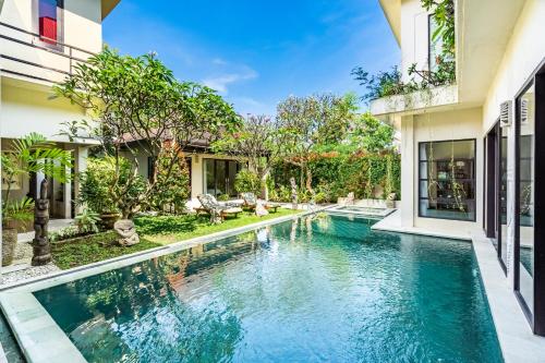 - une piscine à débordement dans l'arrière-cour d'une maison dans l'établissement Anedda Merta Sari Villa, à anur