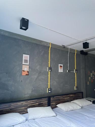 Brio Cafe and Hostelにあるベッド