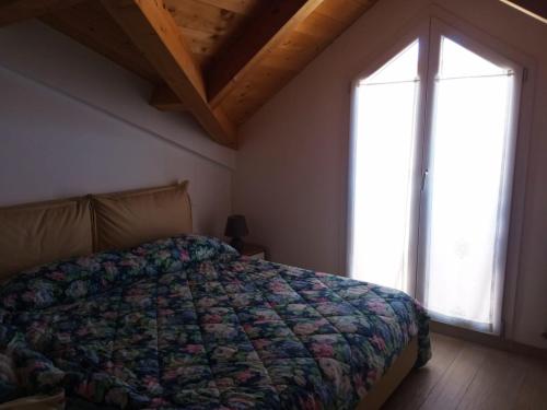 una camera con un letto e due finestre di Mansarda bijoux! 50mt dal mare con ampio terrazzino a Porto Recanati