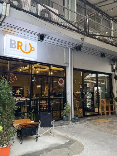 GodownにあるBrio Cafe and Hostelの看板が掲げられた建物の店先