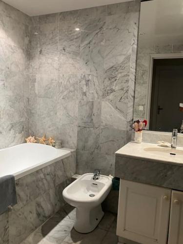 une salle de bain avec un lavabo, des toilettes et une baignoire dans l'établissement Eiffel Tower view - Balcony - Trocadero, à Paris