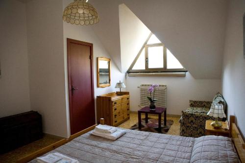 Un dormitorio con una cama grande y una ventana en Ferienwohnung für 4 Personen 1 Kind ca 50 qm in Borzonasca, Ligurien Provinz Genua, en Borzonasca