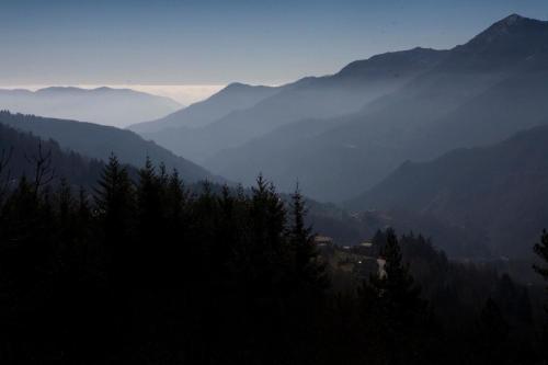 vistas a un valle con montañas a lo lejos en Ferienwohnung für 4 Personen 1 Kind ca 50 qm in Borzonasca, Ligurien Provinz Genua, en Borzonasca