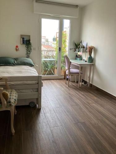 une chambre avec un lit, un bureau et une table dans l'établissement Eiffel Tower view - Balcony - Trocadero, à Paris