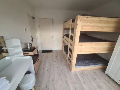 - une chambre avec 2 lits superposés dans l'établissement Zaan Corner Hotel, à Koog aan de Zaan