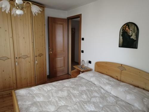 een slaapkamer met een bed in een kamer bij Nadia Haus in Luserna