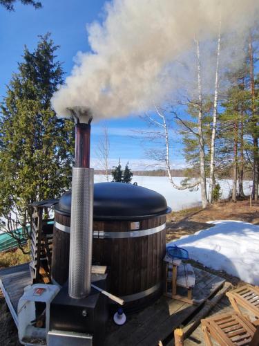 Una gran carpintería en Kuikkoniemi- A Lake view cabin with hot tub n more, en Mikkeli