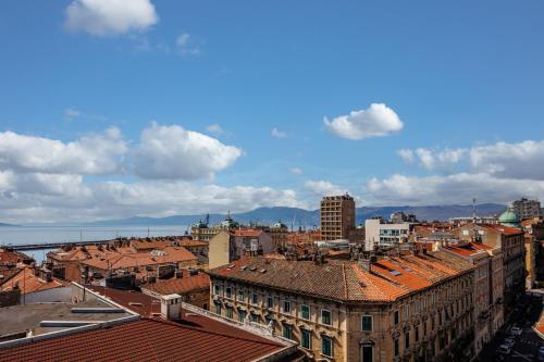 Blick auf eine Stadt mit Dächern und Gebäuden in der Unterkunft Grand Hotel Bonavia in Rijeka