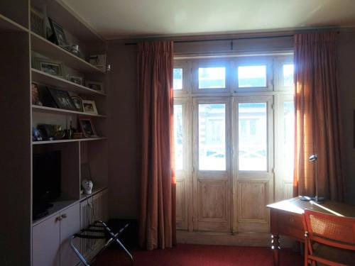 Cette chambre dispose d'une grande porte et d'une fenêtre. dans l'établissement Splendid Villa in the heart of Deauville, à Deauville