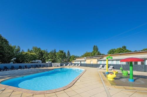 Boofzheim的住宿－*Air-conditioned* Mobilhome near Europapark，一个带游乐场的游泳池以及可充气的