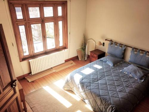 une chambre avec un grand lit et une fenêtre dans l'établissement Splendid Villa in the heart of Deauville, à Deauville