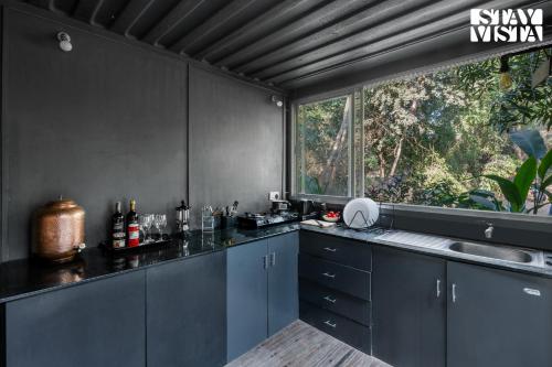 Η κουζίνα ή μικρή κουζίνα στο The Black Box- Pet Friendly at Puducherry by StayVista